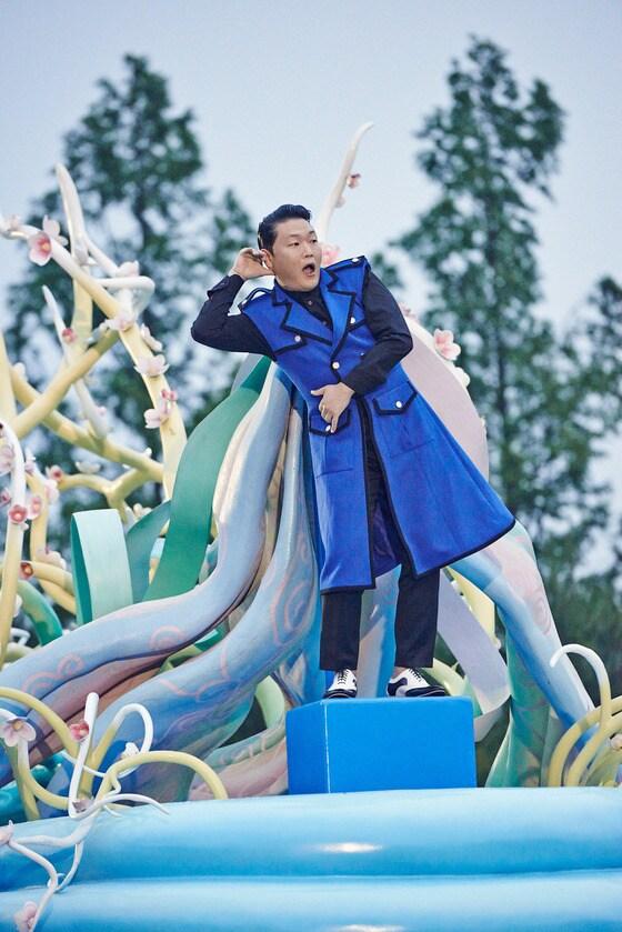 본문 이미지 - 에버랜드는 월드스타 싸이를 광고모델로 전격 발탁했다고 4일 밝혔다. 이번 광고는 싸이 특유의 익살스런 표정과 장난기 어린 모습으로 워터파크인 '캐리비안 베이'에서 스릴 넘치는 다양한 어트랙션들을 즐기는 모습과 에버랜드의 여름축제인 '썸머 스플래쉬 축제'의 다양한 콘텐츠들을 즐기는 모습으로 구성됐다. (에버랜드 제공) 2014.7.4/뉴스1 © News1   