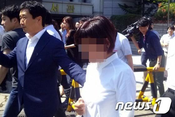 본문 이미지 - 채동욱 전 검찰총장의 내연녀로 지목됐던 임모&#40;55&#41;씨가 4일 서울 서초구 서울중앙지방법원에서 변호사법 위반 등에 관한 첫 공판을 마치고 나오고 있다. 임씨는 지난해 5월 가사도우미 이모&#40;62·여&#41;씨 모자를 협박해 채무 3000만원을 부당하게 면제 받고 채 전 총장과의 관계를 발설하지 말라고 강요한 혐의로 재판에 넘겨졌다. © News1   김수완 기자