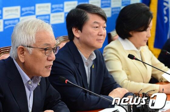 본문 이미지 - 김한길 새정치민주연합 공동대표가 4일 오전 여의도 국회에서 열린 최고위원회의에서 모두발언을 하고 있다. 왼쪽부터 김한길, 안철수 공동대표, 박영선 원내대표. 2014.7.4/뉴스1 © News1   박세연 기자