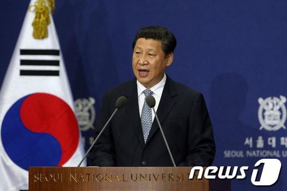 본문 이미지 - 시진핑(習近平) 중국 국가주석이 국빈방한 이틀째인 4일 오전 서울대학교 글로벌공학교육센터에서 강연하고 있다. 시 주석은 이날 국회 방문과 서울대 강연에 이어 박근혜 대통령과 국빈 오찬을 갖고 양국 기업인 450여명이 참가하는 "한중 경제통상협력 포럼"에 참석할 예정이다. 2014.7.4/뉴스1