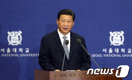 본문 이미지 - 시진핑&#40;習近平&#41; 중국 국가주석이 국빈방한 이틀째인 4일 오전 서울대학교 글로벌공학교육센터에서 강연하고 있다. © News1 한재호 기자