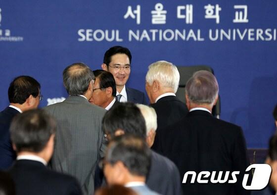 본문 이미지 - 이재용 삼성전자 부회장이 4일 오전 서울대학교 글로벌공학교육센터에서 열린 시진핑 중국 국가주석 초청 특강에 참석해 참석 내빈과 인사를 나누고 있다. 2014.7.4/뉴스1 © News1   한재호 기자