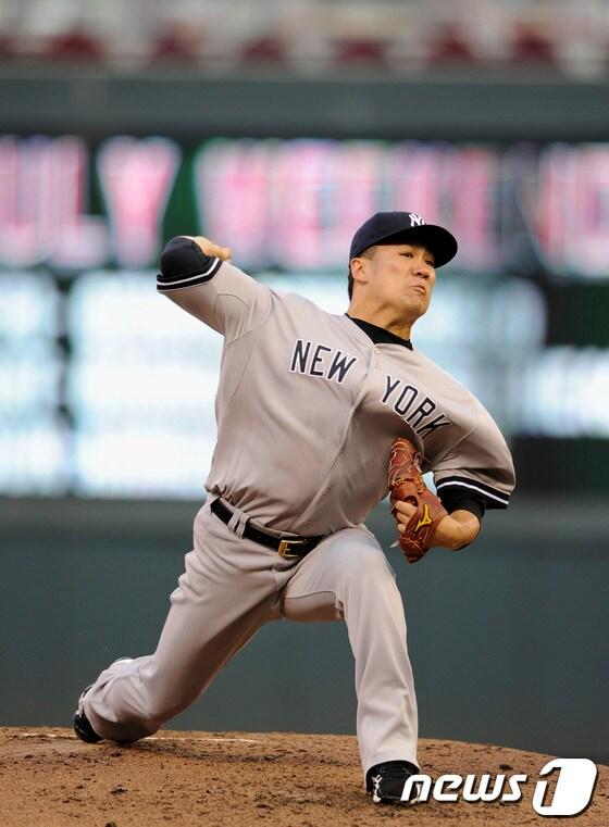 본문 이미지 - &#39;일본 괴물&#39; 다나카 마사히로&#40;뉴욕 양키스&#41;가 4일&#40;한국시간&#41; 미국 미네소타주 미네아폴리스의 타겟필드에서 열린 2014 메이저리그 미네소타 트윈스전에서 역투하고 있다.© AFP=News1  