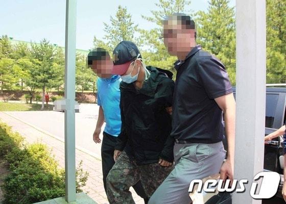 본문 이미지 - 강원도 동부전선 GOP(일반전초) 총기사고 피의자인 임모 병장(22)이 4일 오후 영장실질심사를 받기 위해 8군단 보통군사법원으로 들어가고 있다. 국방부는 앞서 오후 12시 40분께 임 병장을 국군강릉병원에서 8군단 헌병대로 이송했다. (국방부 제공) 2014.7.4/뉴스1 © News1 배상은 기자