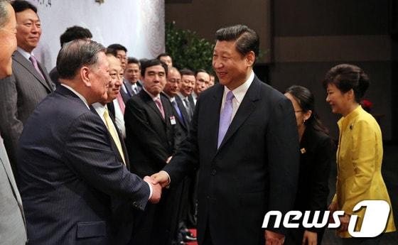 본문 이미지 - 방한중인 시진핑 중국주석이 4일 서울 장충동 신라호텔에서 열린 한중경제통상포럼에 참석해 정몽구 현대자동차그룹 회장과 악수하고 있다. 2014.7.4/뉴스1 © News1   