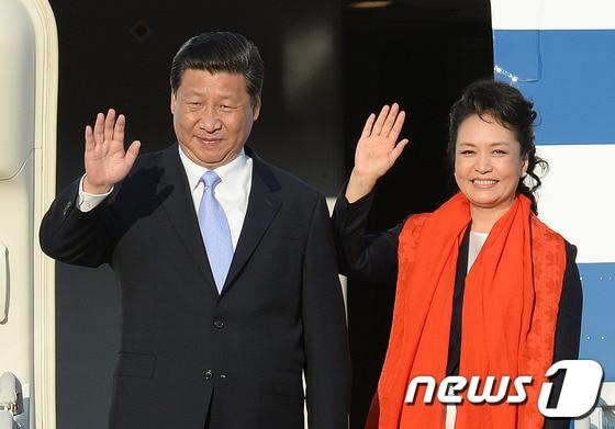 본문 이미지 - 지난 2014년 1박 2일 일정으로 방한을 마친 시진핑 중국 국가주석 내외가 4일 오후 서울공항에 도착해 전용기에 탑승하기 전 손인사를 하고 있다. 2014.7.4/뉴스1