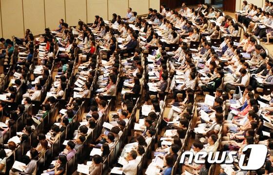 본문 이미지 - 7일 서울 관악구 서울대학교 문화관 대강당에서 열린 '서울대 입시 설명회'에서 수험생 및 학부형들이 입시전략 설명을 듣고 있다. © News1 송원영 기자