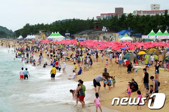 본문 이미지 - 지난 1일 개장한 이후 첫 주말을 맞은 5일 강원도 속초해수욕장이 많은 사람들로 북적이고 있다. 속초해수욕장은 강원도 동해안 92개 해수욕장 가운데 가장 빨리 문을 열었다. 2014.7.5/뉴스1