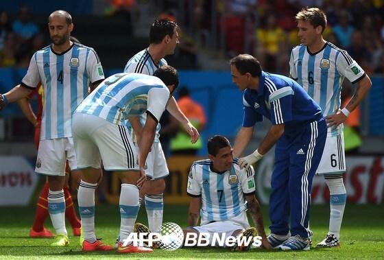 본문 이미지 - 아르헨티나의 앙헬 디 마리아가 6일&#40;한국시간&#41; 열린 벨기에와의 2014 브라질 월드컵 8강전 도중 부상으로 그라운드에 앉아 있는 가운데 팀 동료와 의료진이 다가와 그의 상태를 살펴보고 있다. © AFPBBnews=News1 
