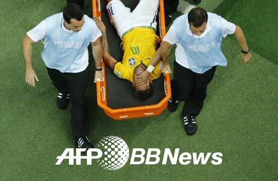 본문 이미지 - 브라질 축구대표팀의 네이마르가 5일(한국시간) 열렸던 2014 브라질 월드컵 8강 브라질과 콜롬비아의 경기에서 후반 43분 입은 부상으로 인해 들것에 실려 경기장을 빠져나가고 있다. © AFPBBNews=News1 