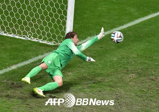본문 이미지 - 네덜란드 축구대표팀의 팀 크룰 골키퍼가 6일(한국시간) 열린 2014 브라질 월드컵 8강 코스타리카와의 승부차기에서 코스타리카 다섯 번째 키커 마이클 우마냐의 슈팅을 막아내고 있다. © AFPBBNews=News1 