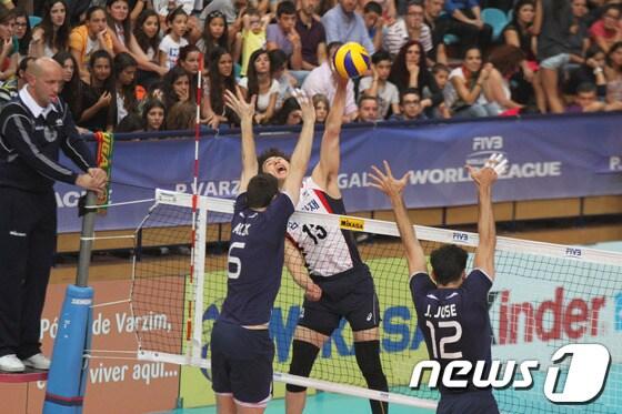 본문 이미지 - 한국 남자배구대표팀의 박철우가 7일&#40;한국시간&#41; 포르투갈에서 열린 2014 월드리그 E조 조별리그 포르투갈과의 경기에서 상대 블로킹을 피해 스파이크를 날리고 있다. &#40;FIVB 제공&#41;© News1  