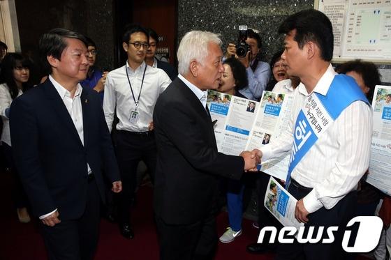 본문 이미지 - 기동민 전 서울시 정무부시장의 동작을 전략공천 결정에 반발하며 국회 당대표실에서 점거농성을 이어가고 있는 허동준 새정치민주연합 전 동작을 지역위원장&#40;오른쪽&#41;이 7일 오전 서울 여의도 국회에서 최고위원회의에 참석하는 안철수, 김한길 공동대표에게 항의하고 있다.2014.7.7/뉴스1 © News1   이광호 기자