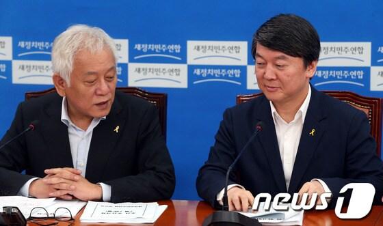 본문 이미지 - 안철수, 김한길 새정치민주연합 공동대표가 7일 오전 서울 여의도 국회에서 열린 최고위원회의에 참석해 대화하고 있다. 2014.7.7/뉴스1 © News1   이광호 기자