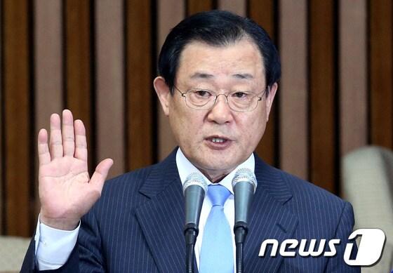 본문 이미지 - 이병기 국가정보원장 후보자가 7일 오전 서울 여의도 국회에서 열린 인사청문회에서 선서를 하고 있다. 2014.7.7/뉴스1 © News1   이광호 기자