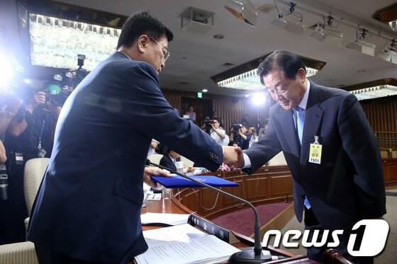 본문 이미지 - 이병기 국가정보원장 후보자가 7일 오전 서울 여의도 국회에서 열린 인사청문회에서 김광림 위원장에게 선서문을 전달하고 있다. 2014.7.7/뉴스1 © News1 이광호 기자