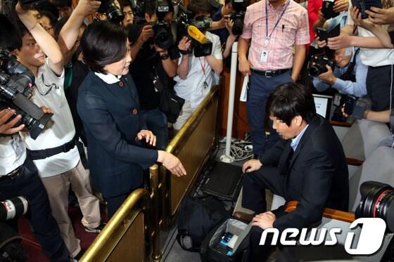 본문 이미지 - 박영선 새정치민주연합 원내대표가 7일 오전 서울 여의도 국회에서 열린 이병기 국정원장 후보자 인사청문회에서 취재 명찰을 패용하고 야당 의원들의 책상에 놓인 질의자료를 카메라로 촬영하다 적발된 국정원 직원에게 항의하고 있다.2014.7.7/뉴스1 © News1 이광호 기자