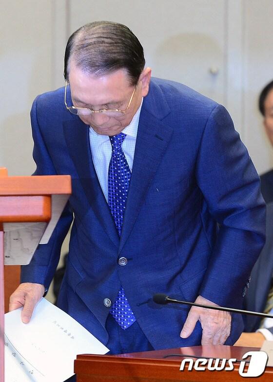 본문 이미지 - 김기춘 대통령비서실 비서실장이 7일 오후 여의도 국회에서 열린 운영위원회 전체회의에 출석해 업무보고 전 고개숙여 인사를 하고 있다. 2014.7.7/뉴스1 © News1   박세연 기자