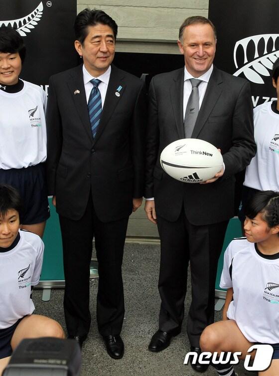 본문 이미지 - 7일 뉴질랜드를 방문한 아베 신조 일본 총리&#40;왼쪽&#41;과 존 키 뉴질랜드 총리.© AFP=뉴스1 