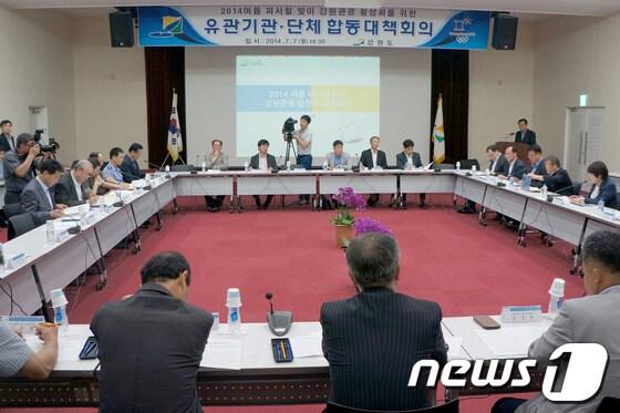 본문 이미지 - 7일 강원 강릉시 녹색도시체험센터에서 열린 '2014 여름 피서철 맞이 강원관광 활성화 대책회의'에 참가한 도,시,군을 비롯한 관련기관 관계자들이 토론을 벌이고 있다. 2014.7.7/뉴스1 © News1 서근영 기자