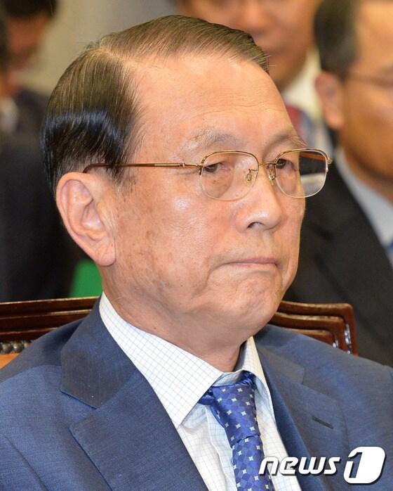 본문 이미지 - 김기춘 대통령 비서실장이 7일 오후 서울 여의도 국회에서 열린 운영위원회 전체회의에 출석해 자리에 앉아 있다. 2014.7.7/뉴스1 © News1   박철중 기자