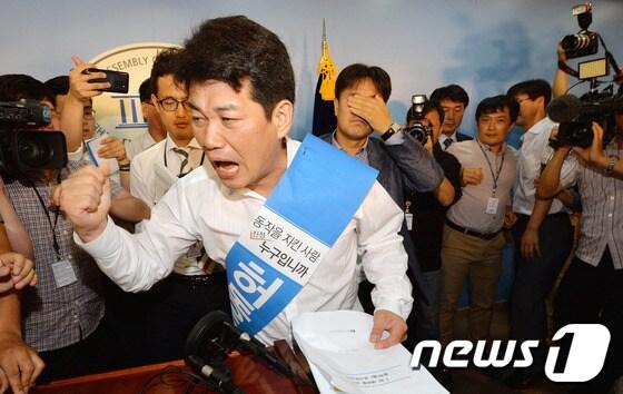 본문 이미지 - 허동준 전 동작을 지역위원장&#40;왼쪽&#41;이 8일 오전 여의도 국회 정론관에서 7.30재보선 새정치민주연합 서울 동작을 전략공천을 수용하는 기자회견을 갖고 있는 기동민 전 서울시 정무부시장&#40;오른쪽 세번째 검은정장&#41;에게 항의를 하고 있다. 2014.7.8/뉴스1 © News1 박세연 기자