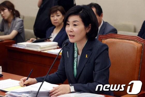 본문 이미지 - 김희정 여성가족부장관 후보자가 8일 오후 서울 여의도 국회에서 열린 인사청문회에 출석해 의원들의 질의에 답하고 있다.2014.7.8/뉴스1 © News1   이광호 기자