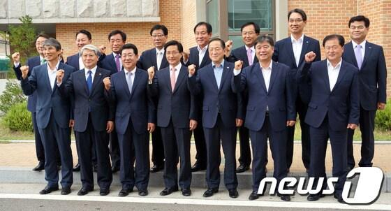 본문 이미지 - 민선6기 강원도 시장·군수협의회 구성원들은  8일 강원대학교에서 민선 6기 출범에 따른 제1기 임원 선출 총회에 참석했다.  2014.7.8/뉴스1  © News1 황준 기자  