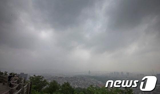 본문 이미지 - 한반도 남동쪽 일본 열도 방면으로 북상하고 있는 제8호 태풍 너구리의 영향으로 8일 오후 서울 남산에서 바라본 상공에 먹구름이 몰려들고 있다. 2014.7.8/뉴스1 © News1 한재호 기자