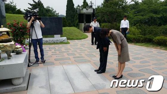 본문 이미지 - 천정배 전 장관과 아내 서의숙씨가 DJ묘역을 참배하고 있다/사진=천정배 전 장관 트위터 © News1  