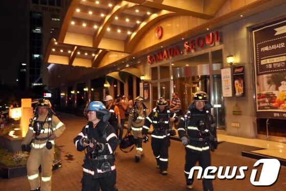 본문 이미지 - 8일 서울 강남구 삼성동 라마다서울호텔에서 투숙객 박모씨가 호텔 방문을 걸어 잠근 채 인화물질을 뿌리고 분신자살 협박을 해 경찰과 대치 중인 가운데 소방관들이 호텔 앞으로 지나가고 있다. © News1 한재호 기자