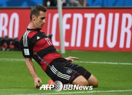 본문 이미지 - 독일 클로제가 9일 열린 2014 브라질 월드컵 브라질과의 경기에서 골을 터트린 뒤 세리모니를 하고 있다. © AFP BBNews=News1 이재상 기자