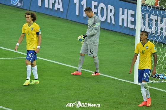 본문 이미지 - 독일전 대패에 침통한 브라질 선수들. © AFP BBNews=News1