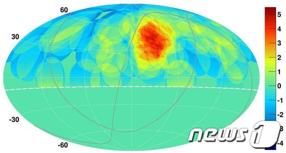 본문 이미지 - 125명의 우리나라 과학자가 참여한 국제공동연구팀 연구결과 우주하늘의 지도에서 극한에너지가 나오는 우주의 영역은 붉은색 지점으로 큰곰자리의 북두칠성 근처인 것으로 확인됐다.(사진=성균관대 제공) © News1