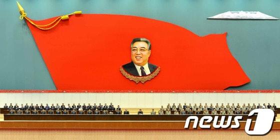 본문 이미지 - 지난 2014년 7월 9일 김일성 주석 20주기 당시 평양체육관에서 중앙추모대회가 진행 되고 있다. (노동신문)2014.7.9/뉴스1