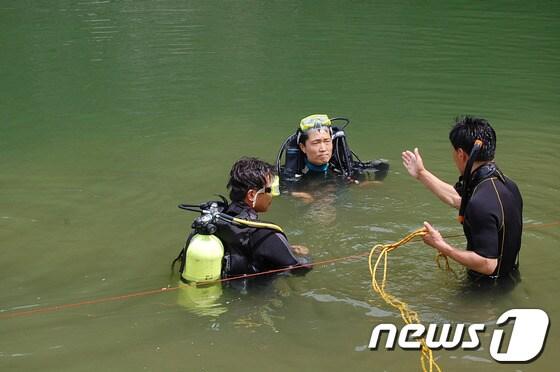 본문 이미지 - 원주소방서 대원들이 8일 오후 원주 간현유원지를 찾아 여름철 수난 대비 특별인명 구조훈련에 참가하고 있다. 훈련은 잠수장비 심화교육, 수중 인명검색 및 구조훈련, 익수자 심폐소생술 등 응급처치 교육으로 진행했다.(원주소방서 제공).2014.7.8/뉴스1 © News1   권혜민 