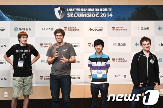 본문 이미지 - 코스콤이 주최한 해킹대회 &#39;시큐인사이드 2014&#39;의 수상자들이 한자리에 모였다. 좌측부터 3위를 차지한 러시아의 &#39;MoreSmoked LeetChicken&#39;&#40;2명&#41;, 2위를 차지한 한국의 &#39;CodeRed&#39;, 1위를 차지한 미국의 &#39;tomcr00se&#39;. © News1  