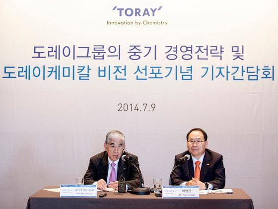 본문 이미지 - 도레이사의 닛카쿠 아키히로 사장(왼쪽)과 도레이케미칼 이영관 회장(오른쪽).ⓒ News1