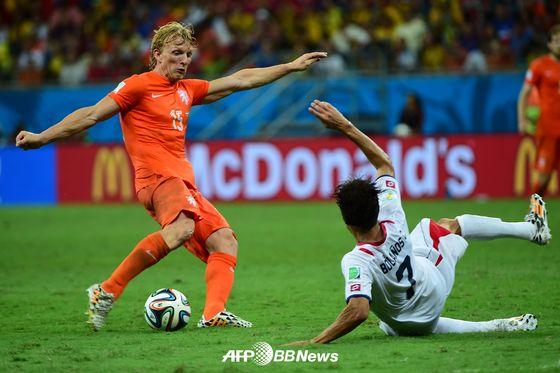 본문 이미지 - 네덜란드 축구 국가대표팀 디르크 카위트(왼쪽). © AFP BBNews=News1  