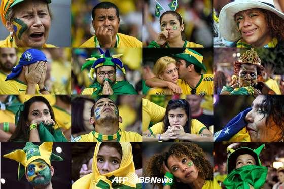본문 이미지 - 브라질 축구 팬들이 9일(한국시간) 브라질 벨루오리존치 미네이랑 경기장에서 열린 2014 브라질 월드컵 준결승전 독일과의 경기에서 1-7로 브라질 대표팀이 참패하자 충격에 빠졌다. © AFPBBNews=News1 