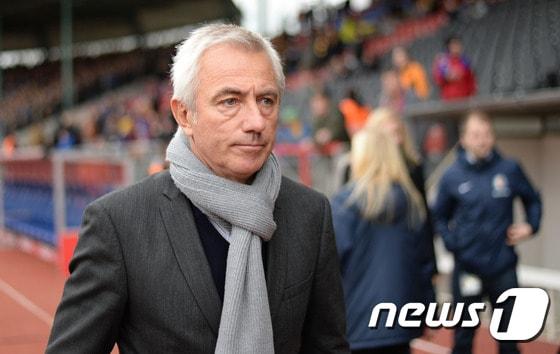 본문 이미지 - 한국 축구대표팀 차기 사령탑으로 꼽히는 판 마르바이크 감독. ⓒ AFP=News1