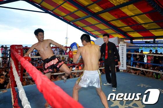 본문 이미지 - 동해시는 2~3일 망상해변 특설링에서 ‘제11회 무릉배 전국 프로격투기 신인왕전 및 한국3체급 참피온대회’와 ‘2014 전국 아마추어 선수권 대회’가 펼쳐진다고 1일 밝혔다. 사진은 지난해 망상해변 특설링에서 열린 '제10회 무릉배 전국프로 격투기 신인왕전 및 한국 2체급 챔피언 대회' 경기 모습.