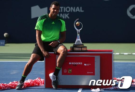본문 이미지 - 조 윌프리드 총가(프랑스·세계랭킹 15위)가 11일(한국시간) 캐나다 토론토에서 열린 ATP투어 로저스컵 단식 결승전에서 로저 페더러(스위스·세계랭킹 3위)를 2-0(7-5, 7-6)으로 꺾고 우승을 차지했다.ⓒ AFP=News1