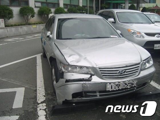 본문 이미지 - 경남 마산중부경찰서는 11일 훔친 차량을 타고 도주한 혐의로 A(13·중1)군을 붙잡아 조사하고 있다. 사진은 A군이 훔친 차량.<경남지방경찰청 제공> ⓒ News1