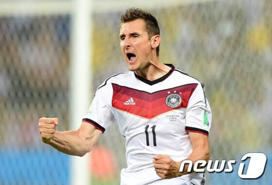 본문 이미지 - 독일 축구대표팀의 미로슬라프 클로제(36·라치오)가 대표팀 은퇴의 뜻을 밝혔다. ⓒ AFP=News1