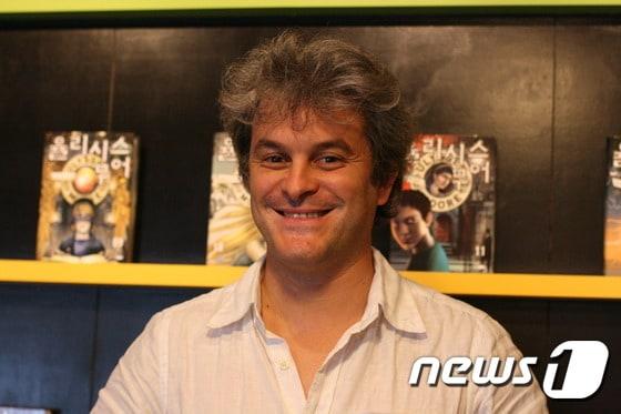 본문 이미지 - 아동 판타지 소설 '율리시스 무어' 작가 피에르도메니코 바칼라리오(웅진주니어 제공).