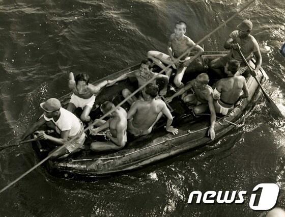 본문 이미지 - 태평양 전쟁 당시 일제에 강제 징용된 후 열악한 처우를 견디지 못하고 반란을 일으켰던 한국인 노동자들의 사진이 처음 공개됐다. 국사편찬위원회는 1945년 남태평양 밀리환초에서 한국인 강제징용자들을 담은 사진을 미국 국립문서기록관리청(NARA)에서 입수해 12일 공개했다. 사진은 일본에 반란을 일으킨 후 미군에 구조돼 구명보트로 이동 중인 한국인 징용자들이 안도하듯 웃음을 짓고 있는 모습. (국사편찬위원회 제공) 2014.8.13/뉴스1 ⓒ News1