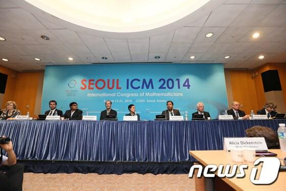 본문 이미지 - 13일 서울 코엑스에서 개최한 &acute;2014 서울세계수학자대회(ICM)&acute;에서 수학계 최고 권위의 필즈상을 받은 4명의 수상자 및 관계자들이 기자간담회에 참석해 기자들의 질문에 답하고 있다.(2014 ICM 조직위 제공) ⓒ News1