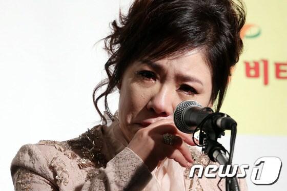 본문 이미지 - 가수 김연자가 14일 오전 서울 서초구 더리버사이드호텔에서 "데뷔 40주년 기념 간담회"에 참석해 취재진의 질문에 답하며 눈물을 흘리고 있다. 2014.8.14 스타뉴스/뉴스1 ⓒ News1