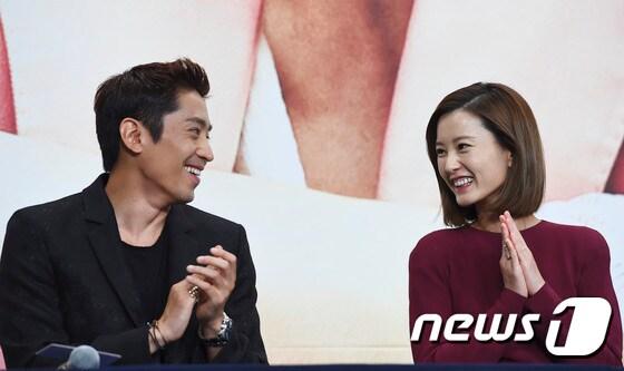 본문 이미지 - 배우 문정혁(왼쪽)과 정유미가 14일 오후 서울 영등포 타임스퀘어에서 열린 KBS2 월화드라마 "연애의 발견" 제작발표회에 참석해 마주보고 미소를 짓고 있다. "연애의 발견"은 새로운 사랑을 시작한 여자(정유미 분) 앞에 자신의 잘못을 반성한 옛 남자친구(문정혁 분)가 돌아오며 일어나는 사랑이야기를 그린 드라마다. 정유미, 문정혁(에릭), 성준, 윤진이, 윤현민, 김슬기 등이 출연하며 오는 18일 오후 10시에 첫 방송된다. 2014.08.14/뉴스1 ⓒ News1 김진환 기자